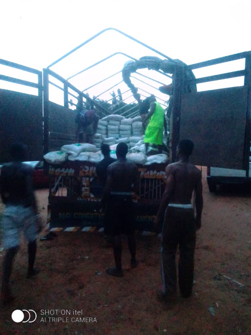 senator-nwoye-lifts-farmers-in-anambra-north-with-n150m-worth-of-fertilisers.jpg