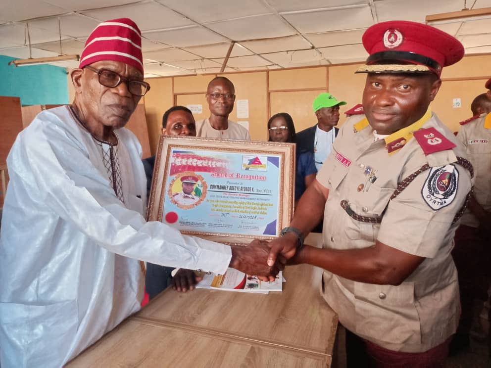 frsc-pioneer-director-major-salawu-presents-awards-to-oyrtma-chairman-gm.jpg