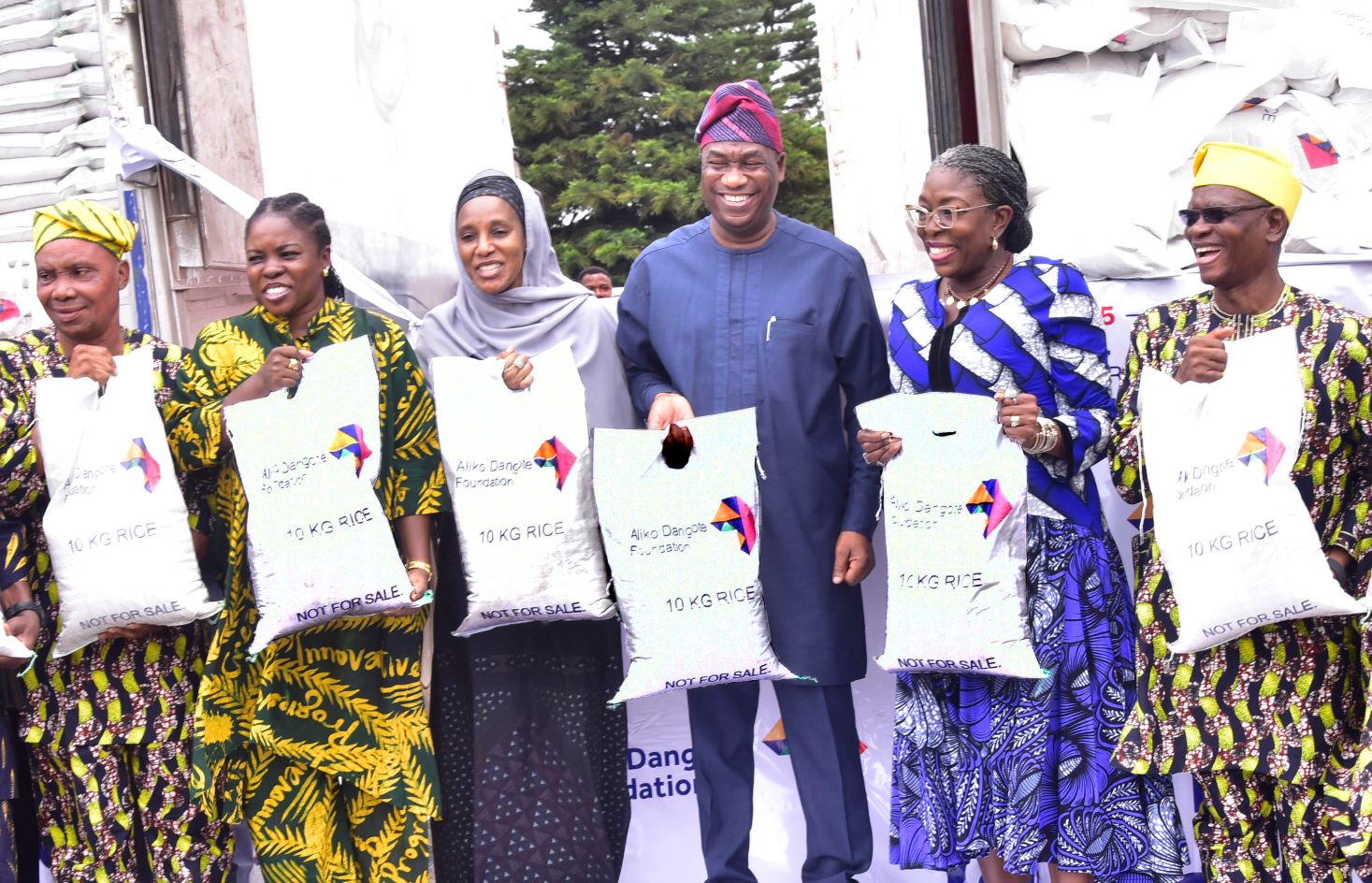 dangote-donates-80000-bags-of-rice-to-lagosians-as-sanwo-olu-hails-him-for-prioritize-nigerians-welfare-above-profit.jpg