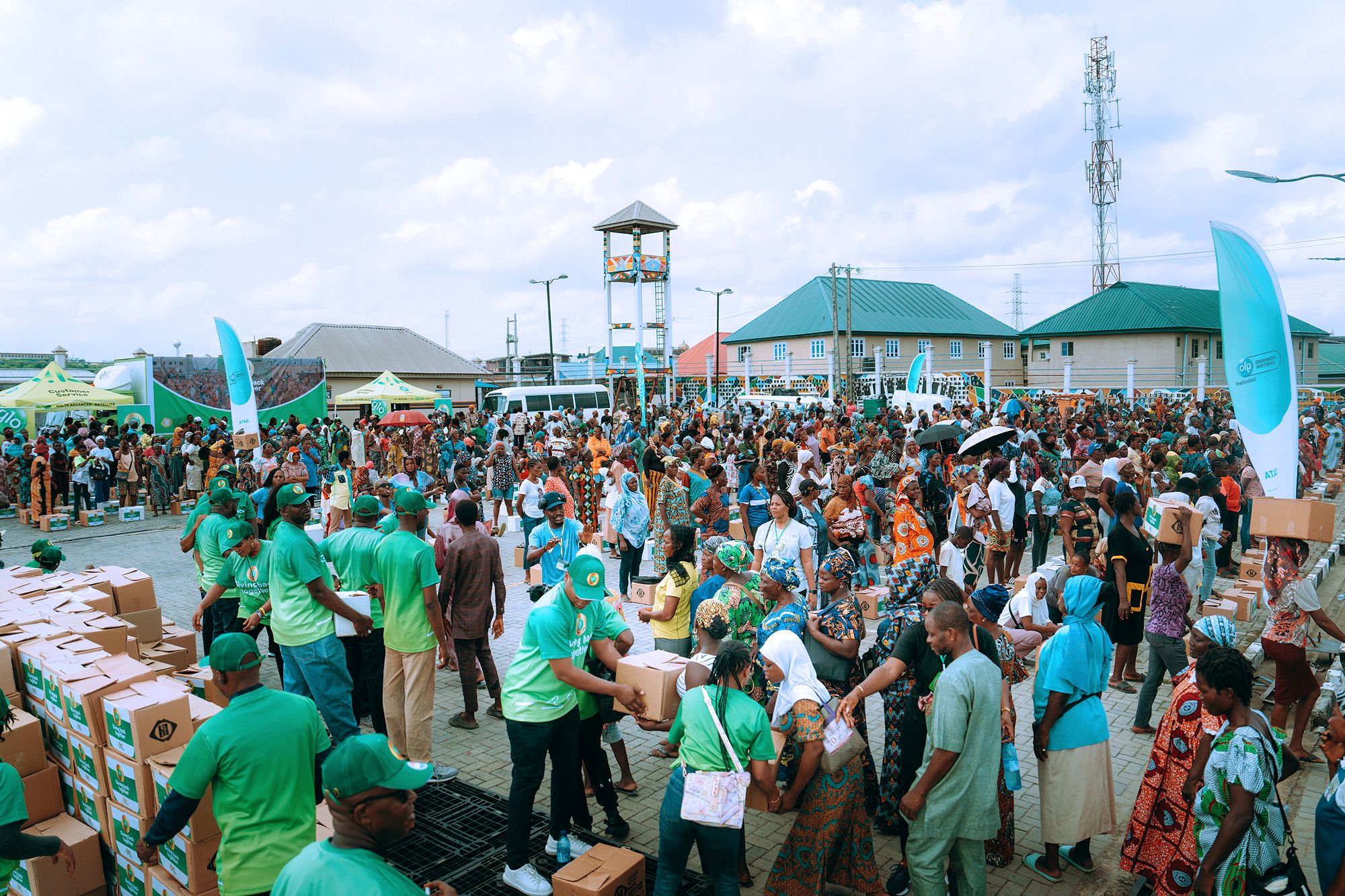 glo-brings-joy-to-thousands-of-families-as-lagos-food-bank-give-out-food-valuables.jpg