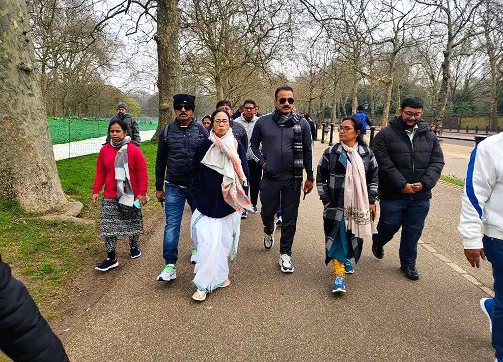 mamata-jogs-in-londons-hyde-park-in-saree-slippers.jpg