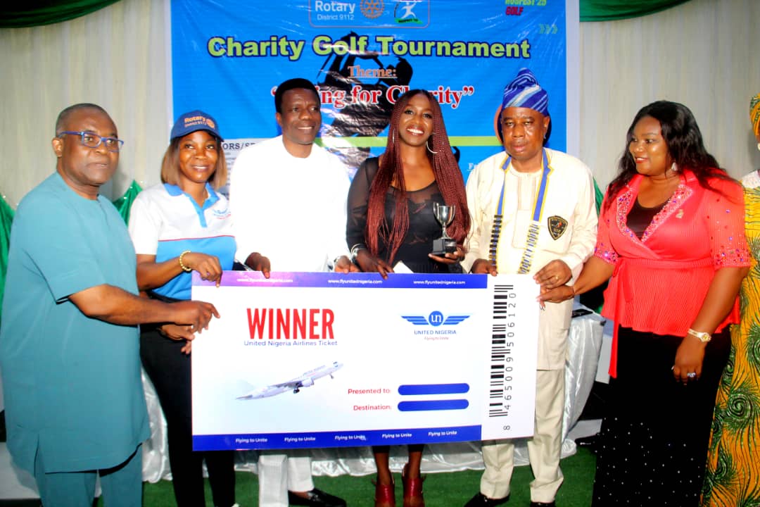 united-nigeria-airlines-rewards-four-winners-with-return-tickets-receives-excellence-award-at-rotary-sports-festival.jpg